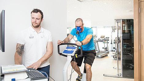 Check der Vitalwerte im Fitnessbereich