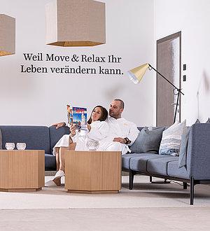 Pärchen ließt eine Broschüre im Wartebereich des Move & Relax Bereichs