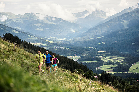 Wandergruppe beim Bergaufstieg 