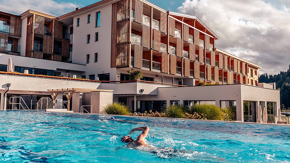 Schwimmen im Außenpool