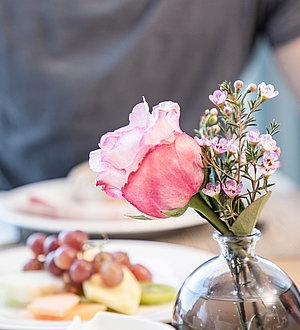 Frühstückstisch mit Rose 