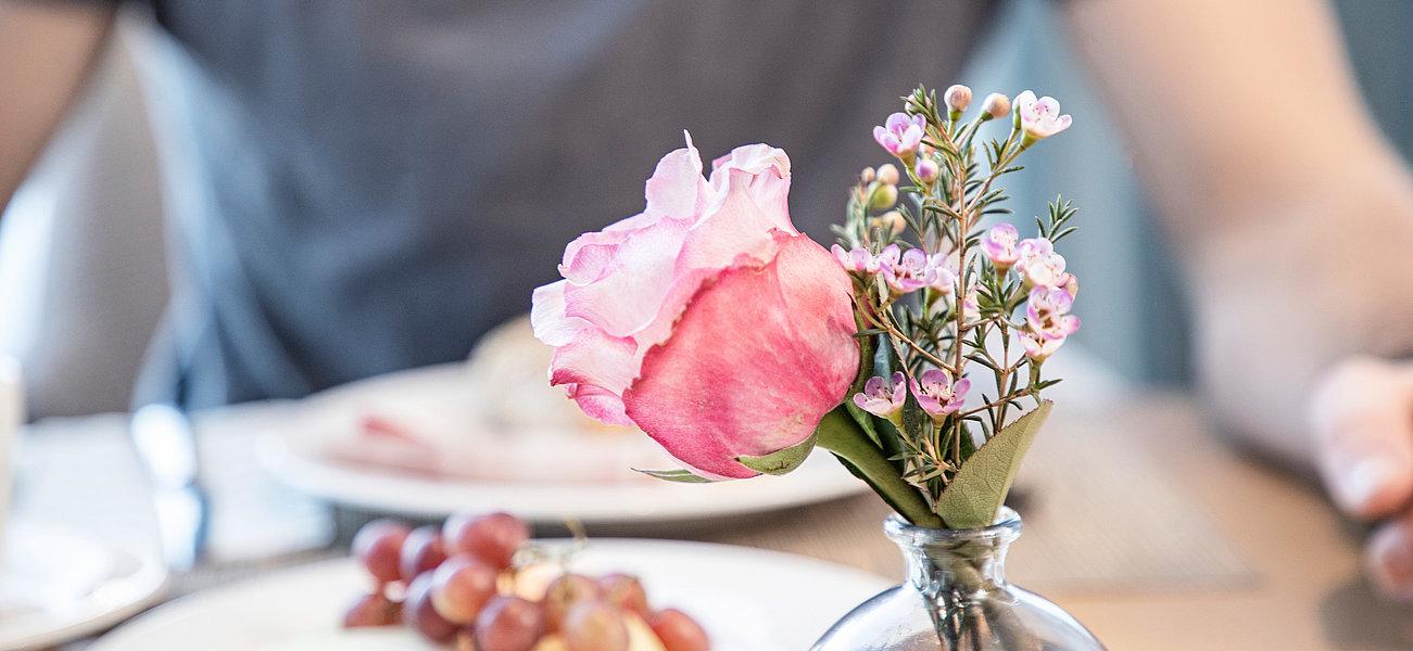 Frühstückstisch mit Rose 