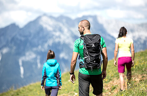 Wandergruppe am Berg