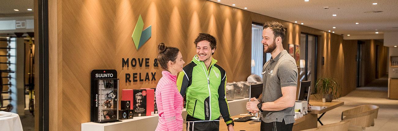 Pärchen lässt sich im Move & Relax Bereich vom Trainer beraten