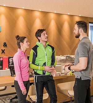 Gäste lassen sich im Move & Relax Bereich vom Trainer beraten