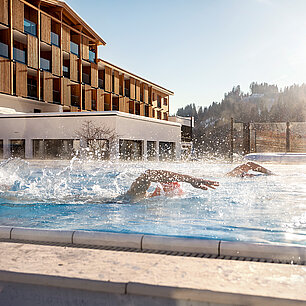 Schwimmer im Außenpool