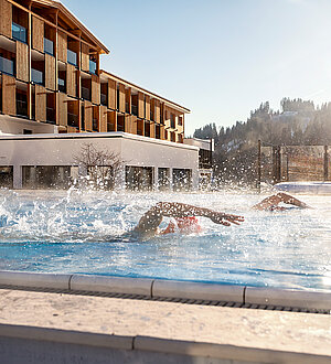 Schwimmer im Außenpool