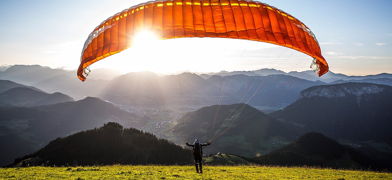 Paragleiter startet über Westendorf