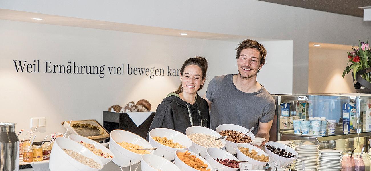 Frau und Mann erkunden das Frühstücksbuffet 