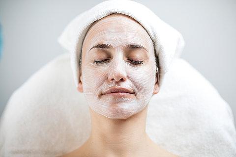Frau entspannt mit Gesichtsmaske