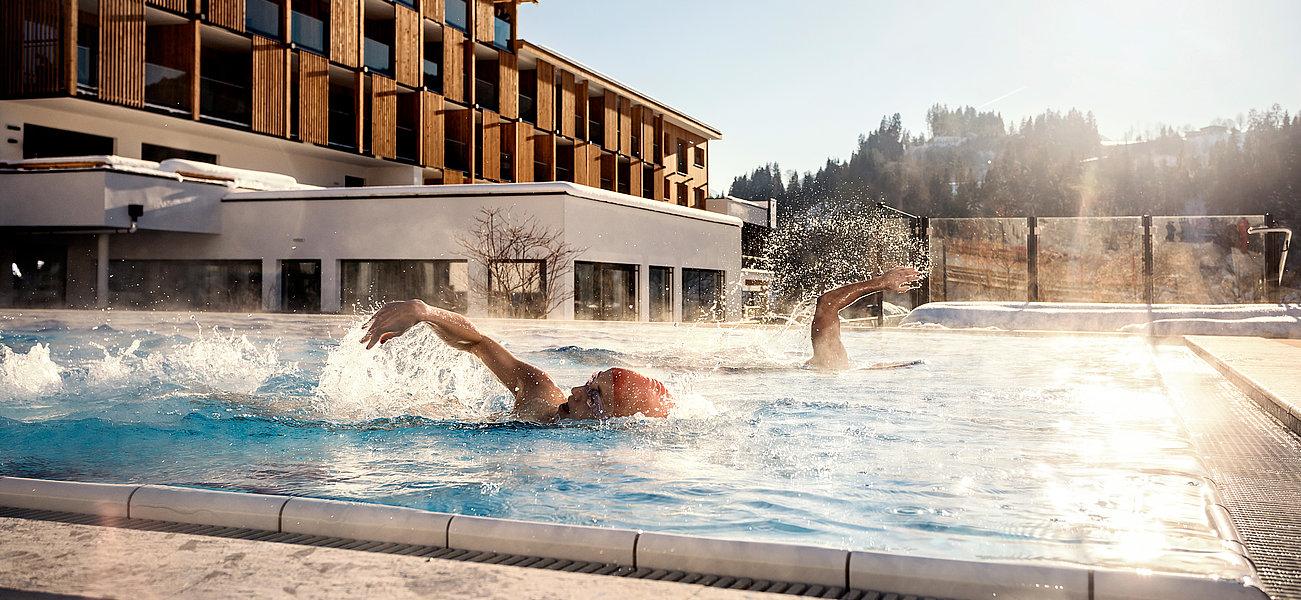 Schwimmer im Außenpool