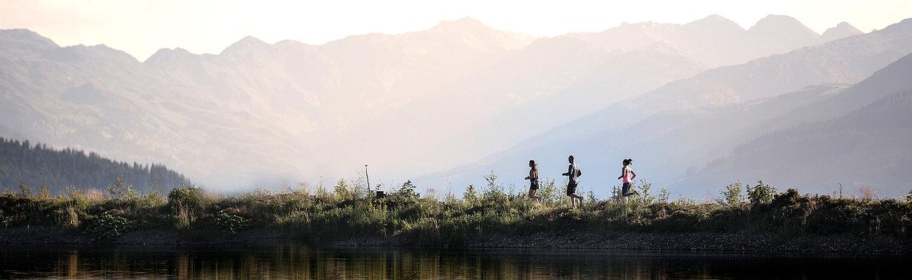 Drei Jogger am See