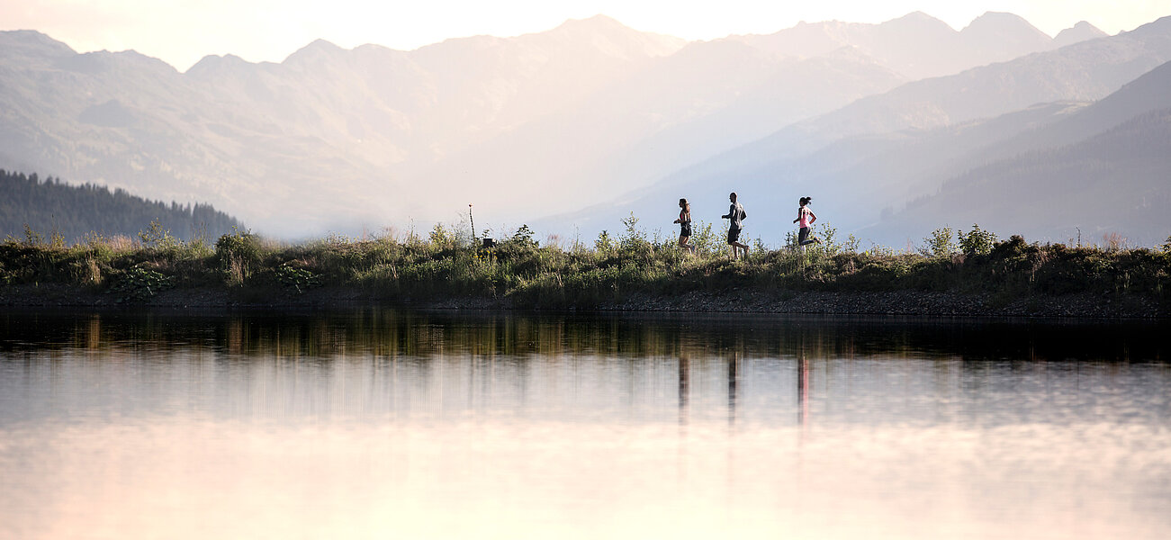 Drei Jogger am See