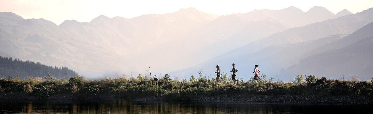 Drei Jogger am See