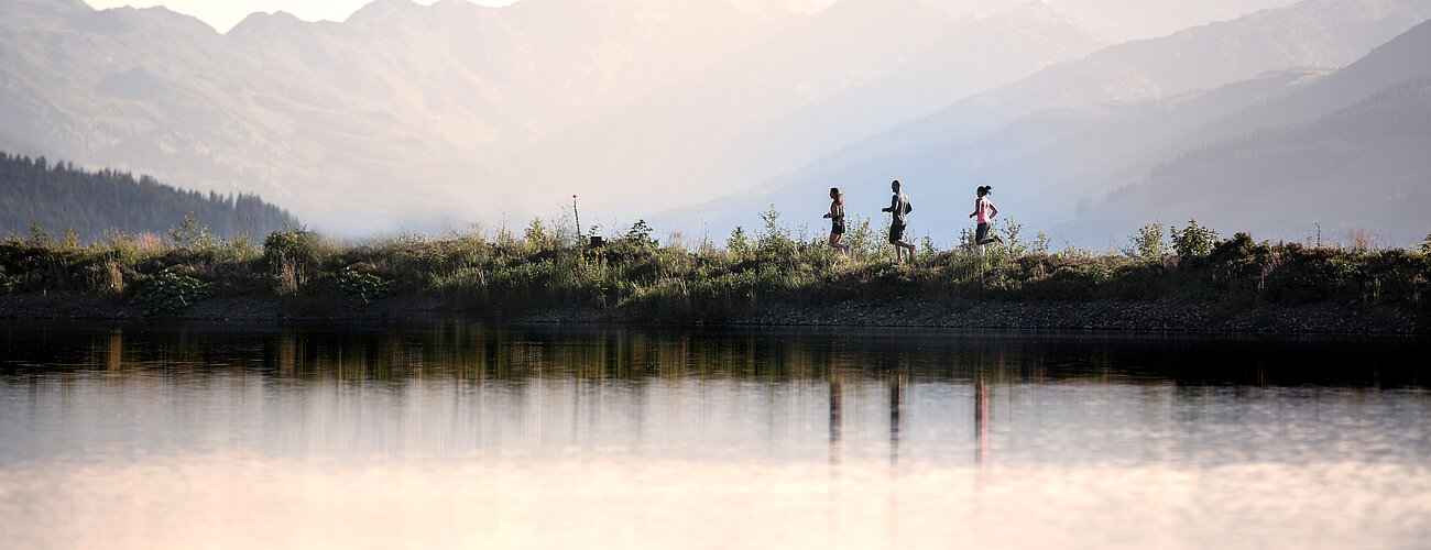 Drei Jogger am See