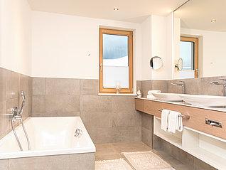 Badezimmer mit Fenster in der Suite Hohe Salve