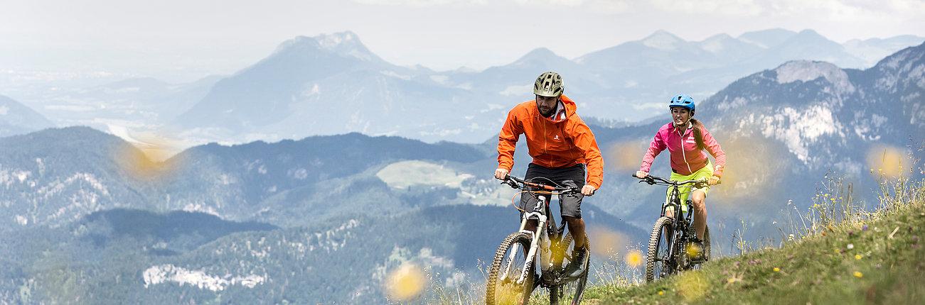Zwei Biker im Sommer am Berg