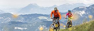 Zwei Biker im Sommer am Berg