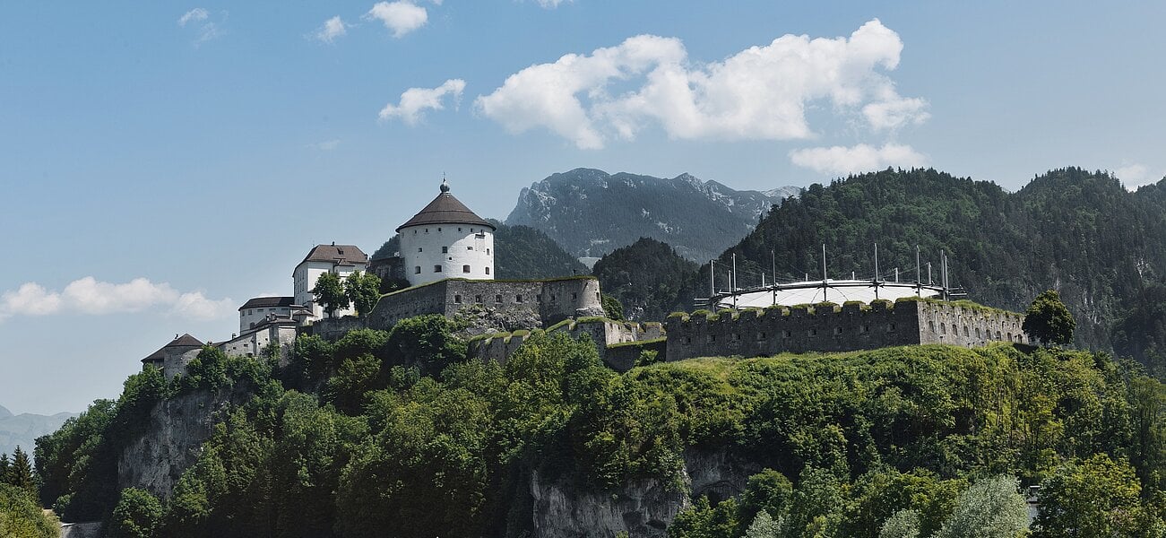 Festung Kufstein im Vordergrund der Inn