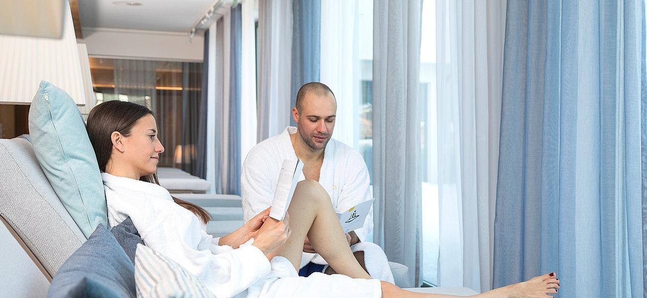 Pärchen im Ruhebereich des Sportresorts Hohe Salve