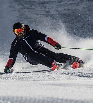 Skifahrer auf winterlicher Piste
