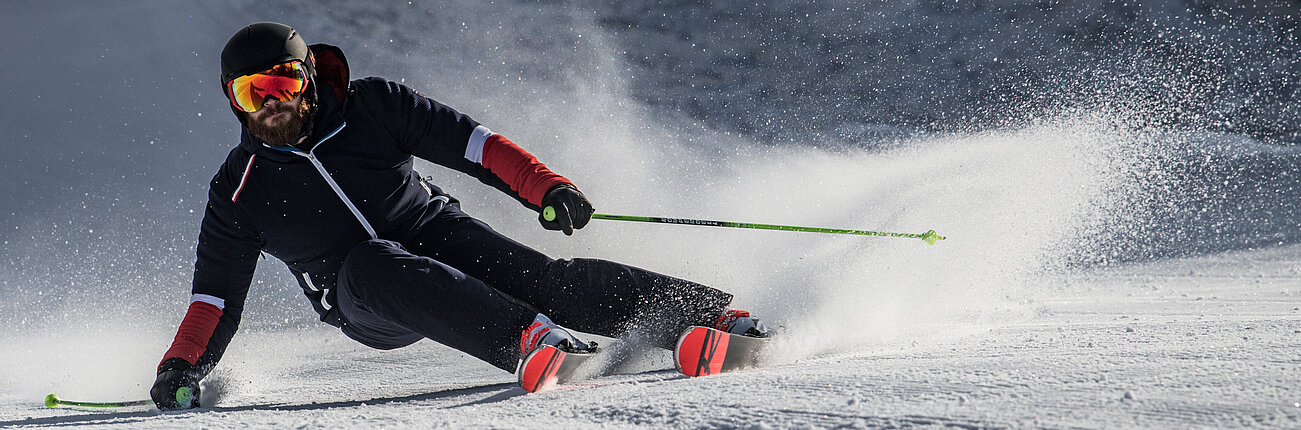 Skifahrer auf winterlicher Piste