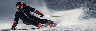 Skifahrer auf winterlicher Piste