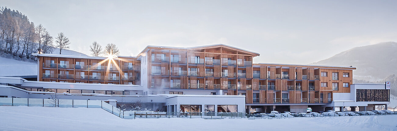 Das Hohe Salve Sportresort Außenansicht im verschneiten Winter