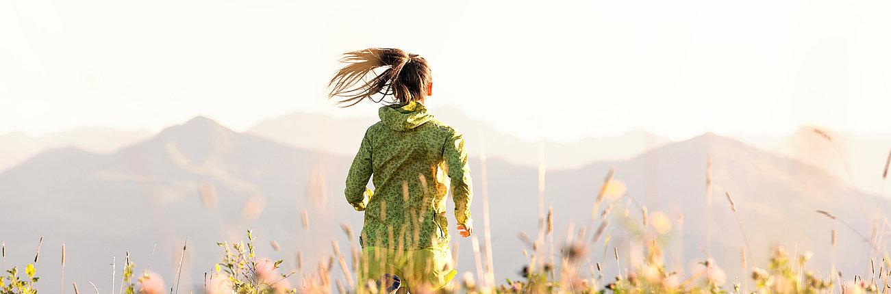 Joggerin im Feld