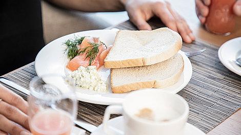 Toastbrot mit Lachs zum Frühstück