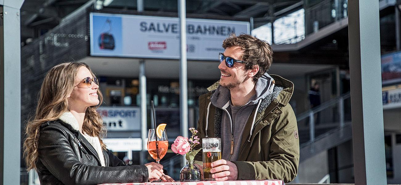 Mann und Frau genehmigen sich einen Drink im Außenbereich des Restaurants