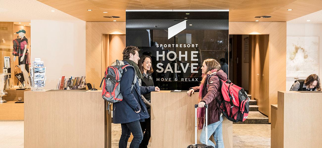 Gäste an der Rezeption