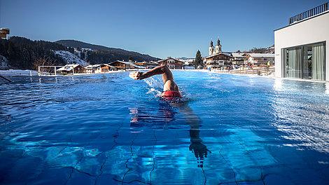 Schwimmer im Außenpool