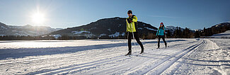 Zwei Sportler beim Langlaufen