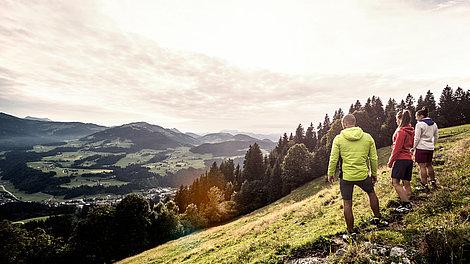 Wanderer genießen Aussicht am Berg