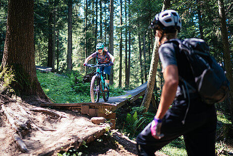 zwei Biker durch Wald